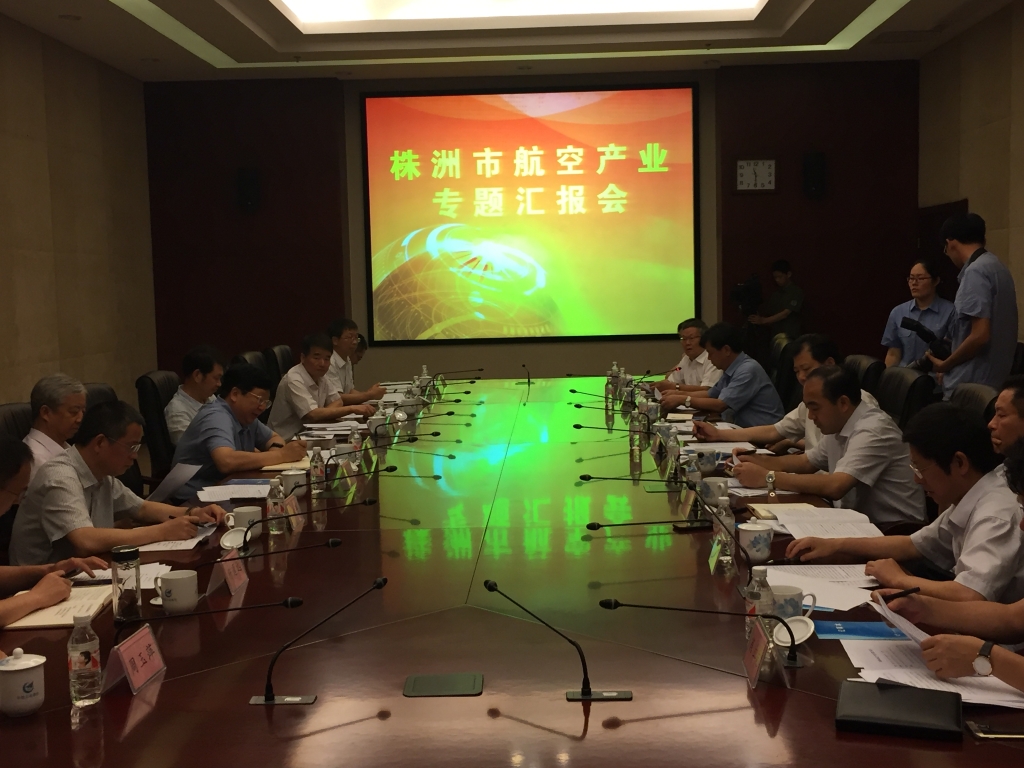 省委常委、常务副省长陈向群一行参观米兰体育·米兰(中国)科技