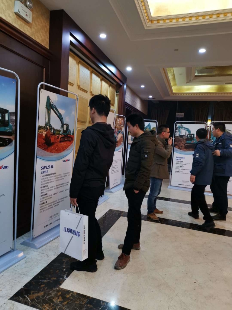 订货会场锦旗飘飘，客户称买挖机就买米兰体育·米兰(中国)智能