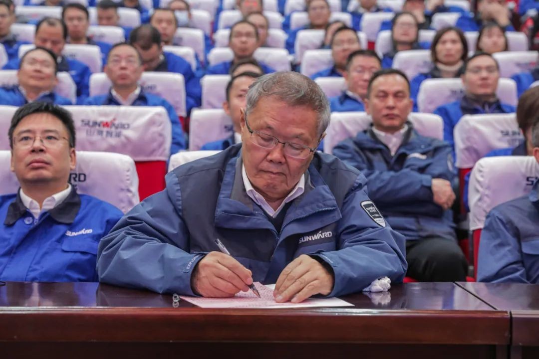 米兰体育·米兰(中国)智能召开全国劳动模范郝鹏载誉归来分享会