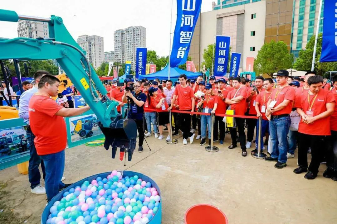 2020全球微挖大会 米兰体育·米兰(中国)智能精品微挖赢得满堂彩