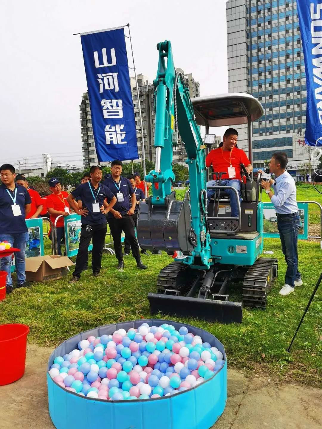 2020全球微挖大会 米兰体育·米兰(中国)智能精品微挖赢得满堂彩
