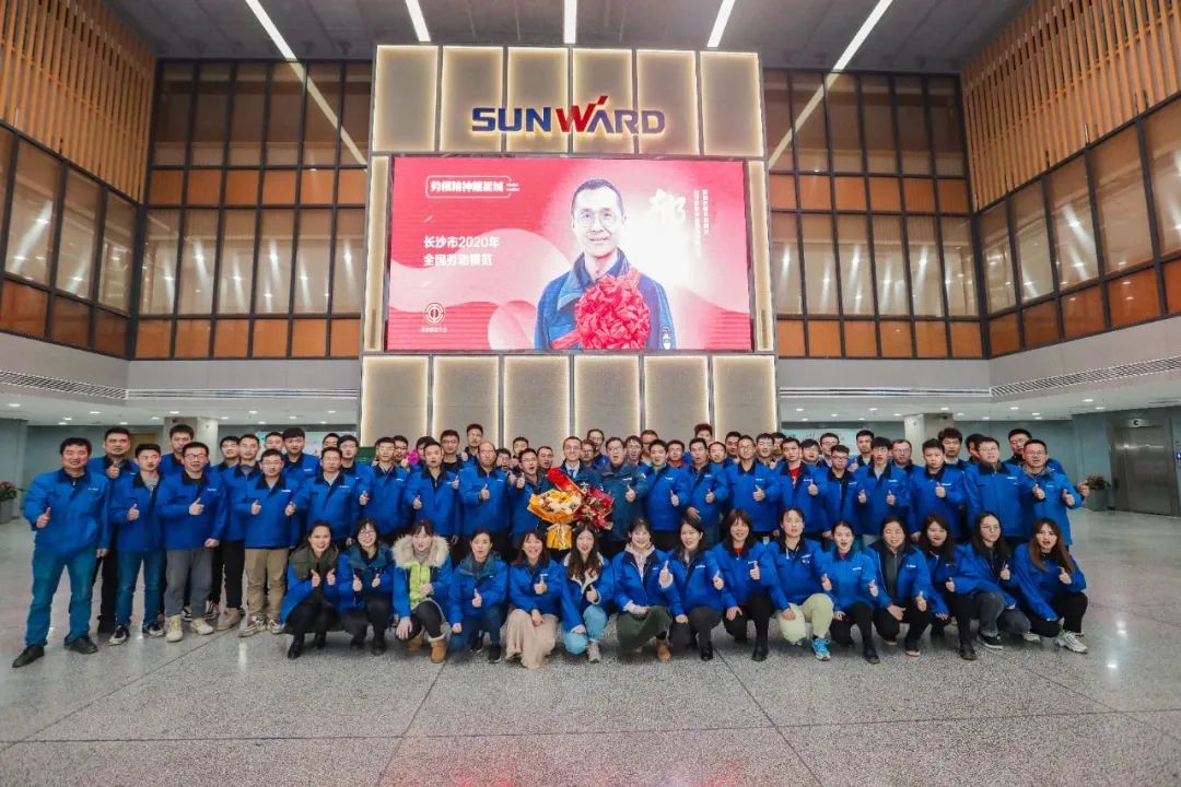 米兰体育·米兰(中国)智能召开全国劳动模范郝鹏载誉归来分享会