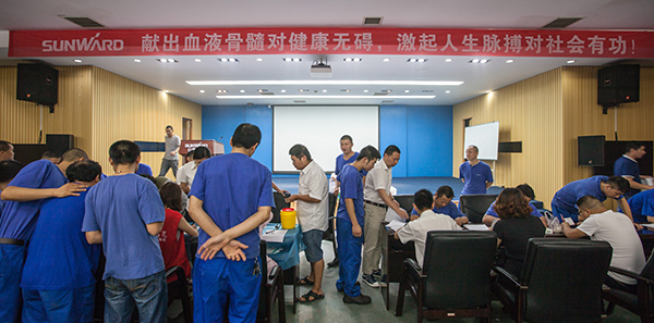 米兰体育·米兰(中国)智能百余员工 冒雨争相献血