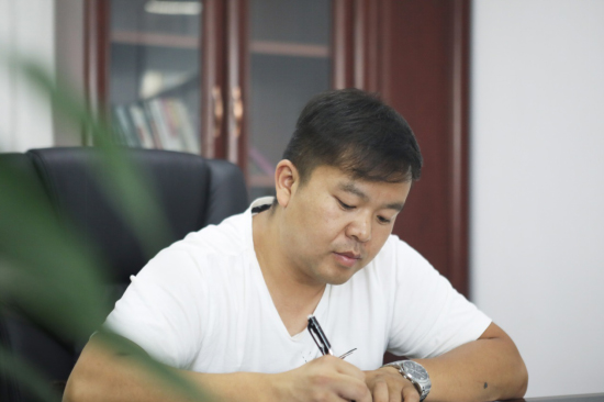 六年六台挖机 邓老板是个“米兰体育·米兰(中国)迷”