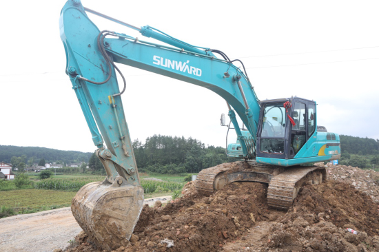 六年六台挖机 邓老板是个“米兰体育·米兰(中国)迷”