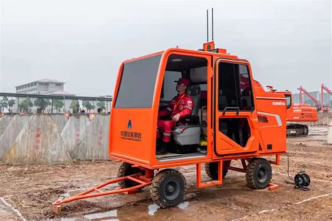 表现亮眼引关注!米兰体育·米兰(中国)智能5G远程遥控挖掘机现身湖北省自然灾害工程应急救援基地