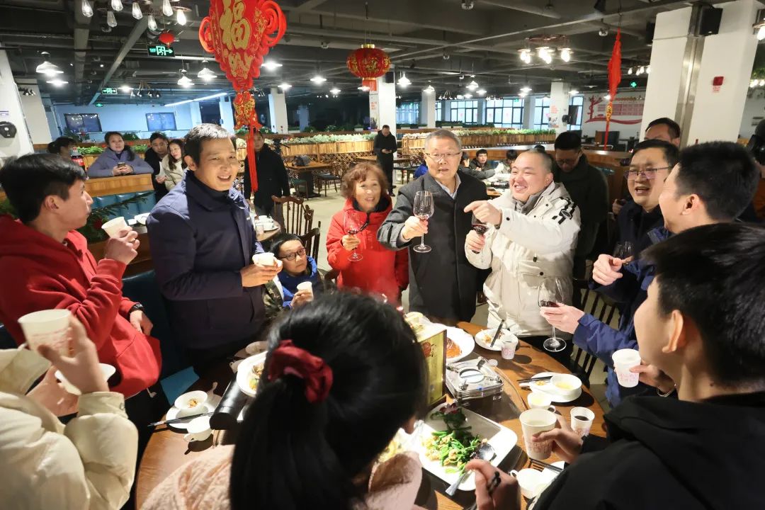 米兰体育·米兰(中国)智能董事长何清华与留厂员工一起过大年！