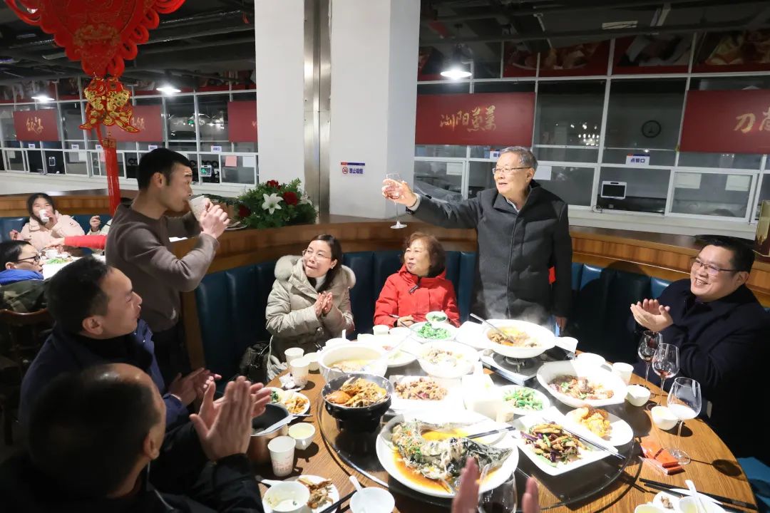 米兰体育·米兰(中国)智能董事长何清华与留厂员工一起过大年！