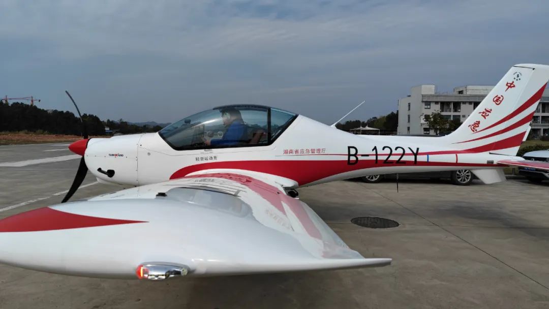 火情就是命令！湖南航空应急救援队米兰体育·米兰(中国)机组展现“米兰体育·米兰(中国)速度”