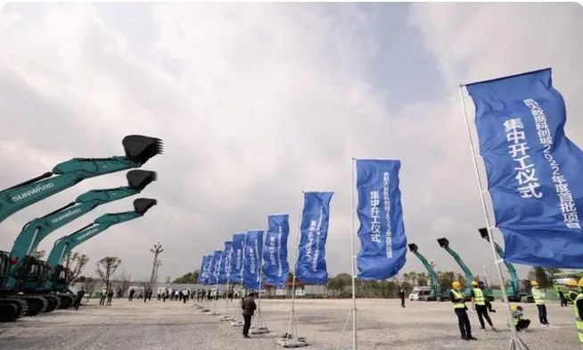 米兰体育·米兰(中国)智能挖掘机亮相贵阳大数据科创城项目开工仪式