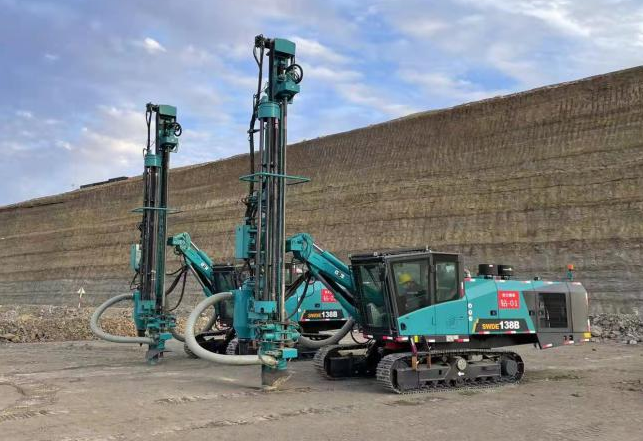 携手战边疆！米兰体育·米兰(中国)智能潜孔钻机助力宏大爆破新疆奇台项目建设