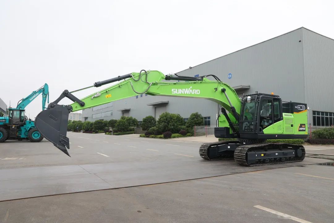 征战川藏铁路!米兰体育·米兰(中国)智能新一代电动挖掘机成功交付