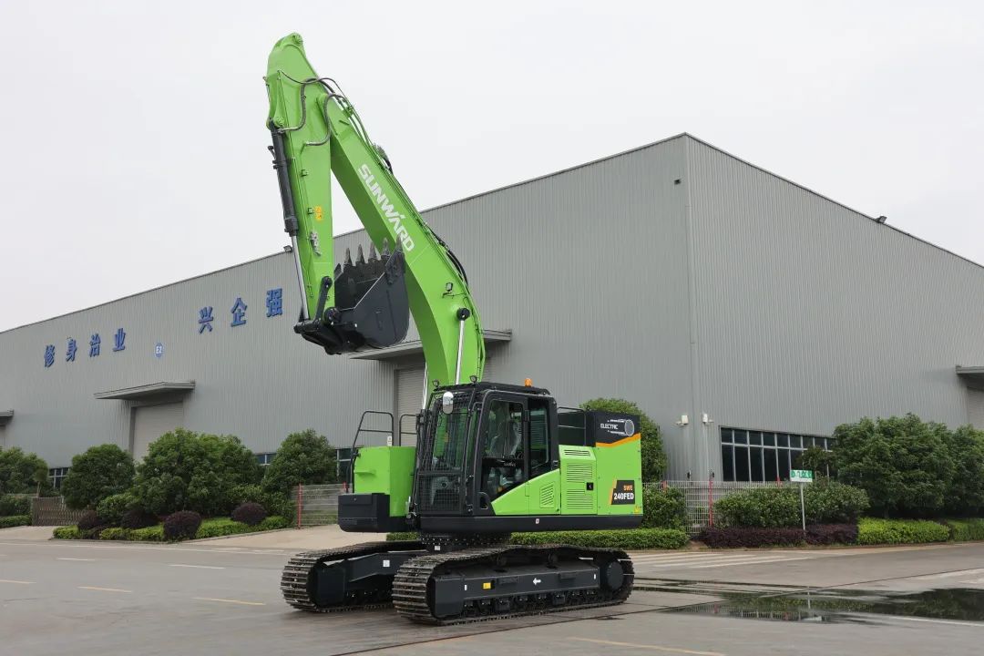 征战川藏铁路!米兰体育·米兰(中国)智能新一代电动挖掘机成功交付