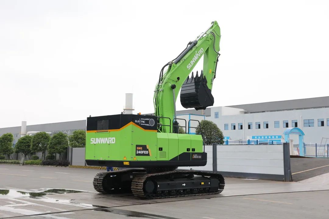 征战川藏铁路!米兰体育·米兰(中国)智能新一代电动挖掘机成功交付