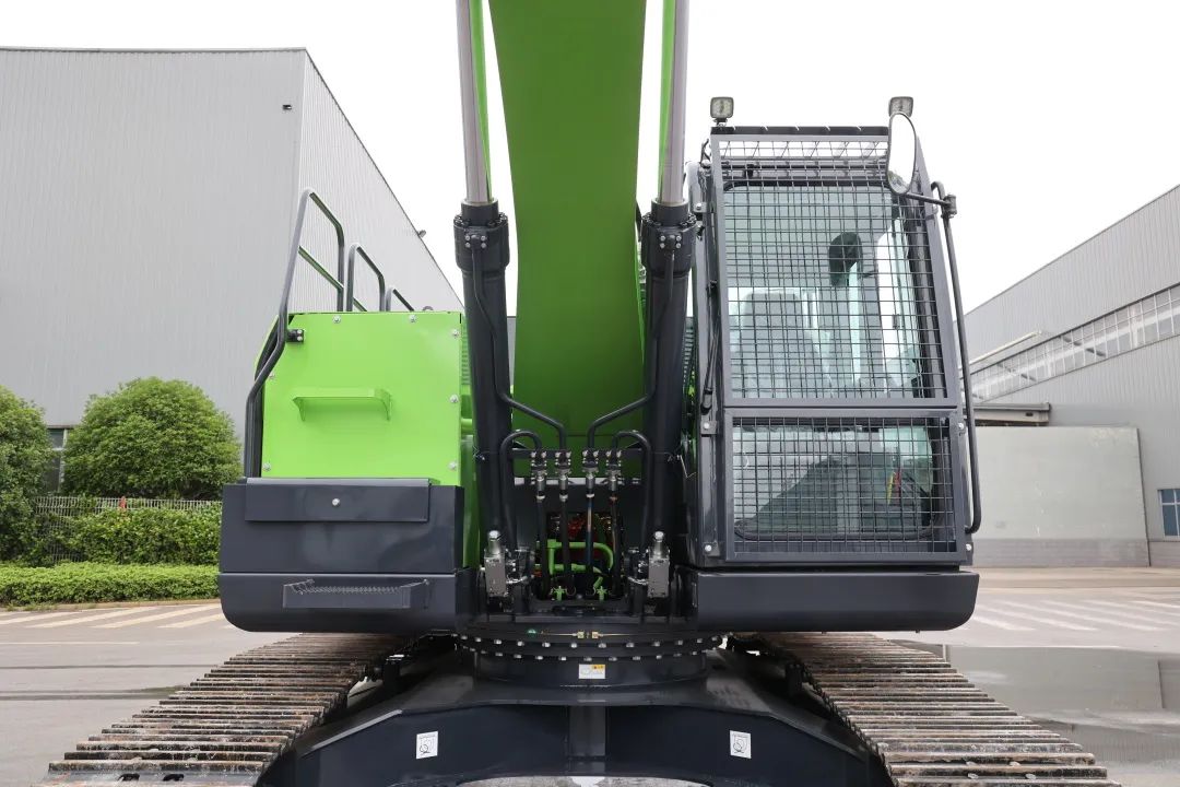 征战川藏铁路!米兰体育·米兰(中国)智能新一代电动挖掘机成功交付