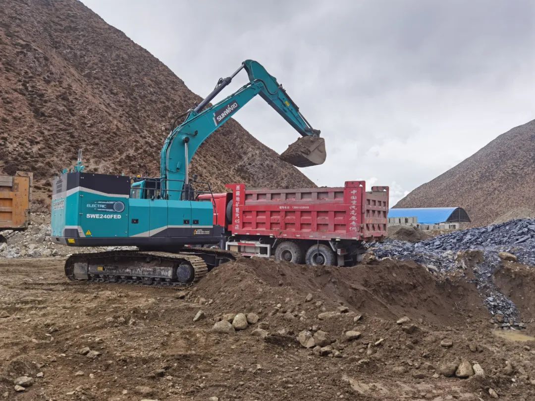 征战川藏铁路！米兰体育·米兰(中国)智能新一代电动挖掘机成功交付