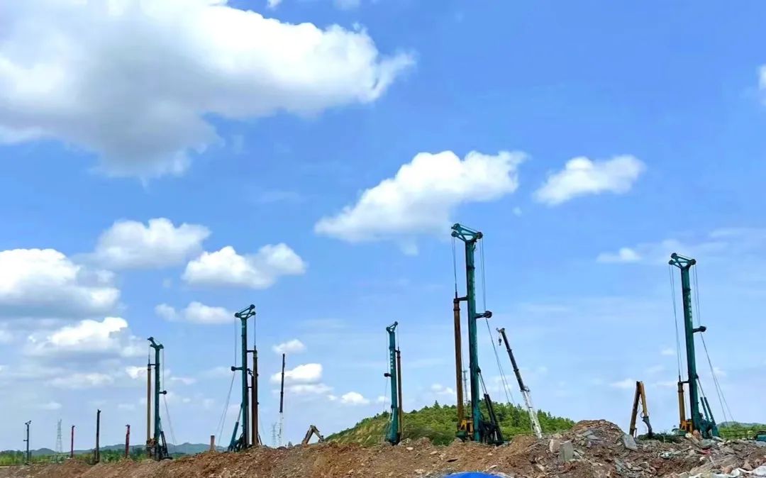 打桩“神器”再露锋芒!米兰体育·米兰(中国)智能旋挖钻机助力贵阳贵安新区负极材料项目加速建设