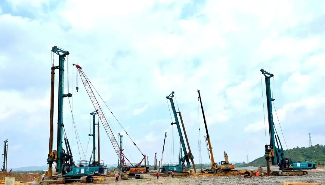 打桩“神器”再露锋芒!米兰体育·米兰(中国)智能旋挖钻机助力贵阳贵安新区负极材料项目加速建设