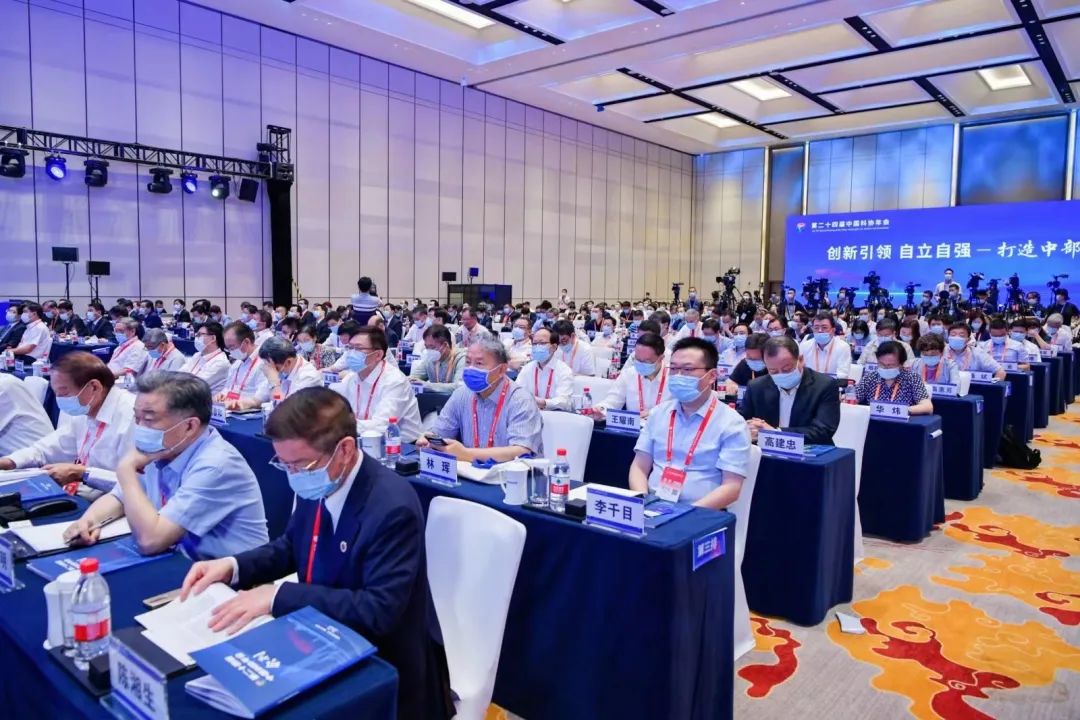 何清华在第二十四届中国科协年会作主旨报告:制造业高地源自体系