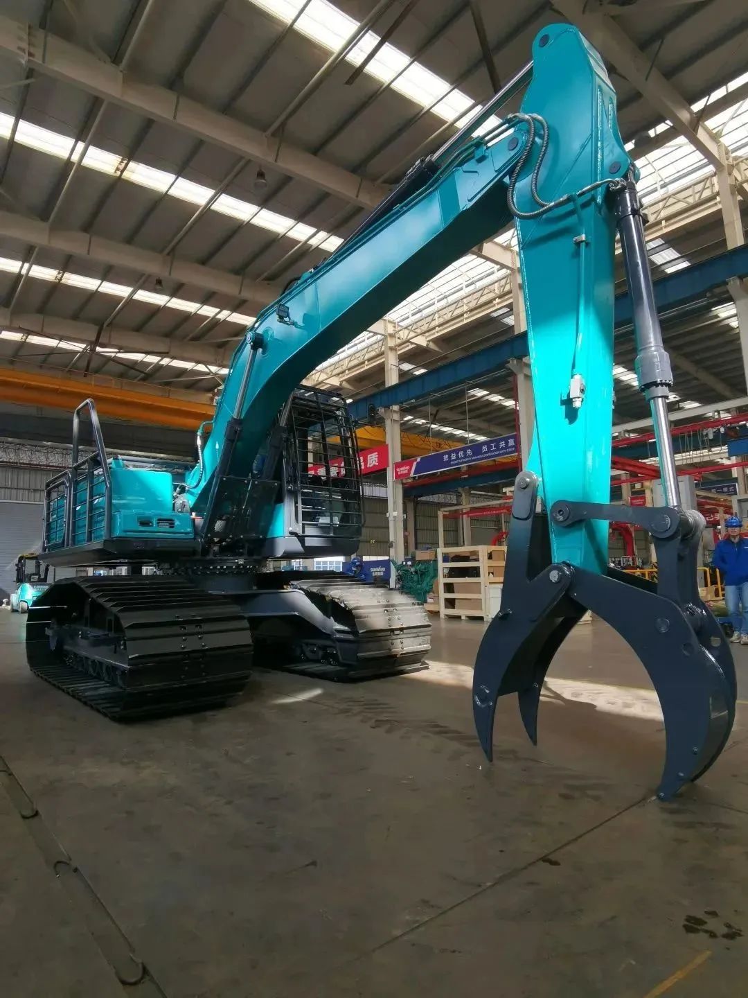 翻山越岭,称霸“武林”!米兰体育·米兰(中国)智能首款中型林业挖掘机成功下线