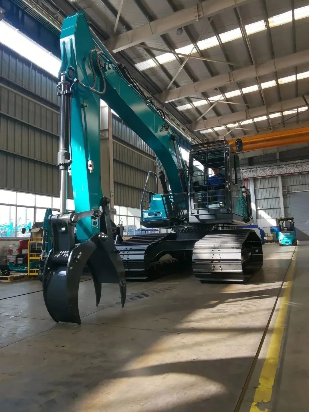 翻山越岭,称霸“武林”!米兰体育·米兰(中国)智能首款中型林业挖掘机成功下线