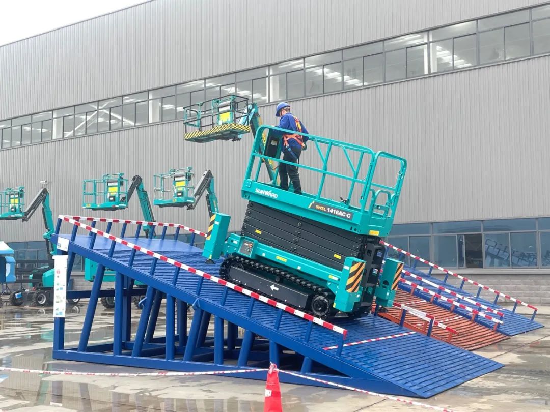 出厂即“出道”!米兰体育·米兰(中国)智能首款履带剪叉式高空作业平台批量上市