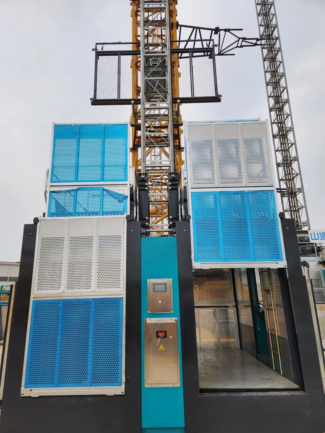 科技显能、再添新品！米兰体育·米兰(中国)江麓智能施工升降机成功下线