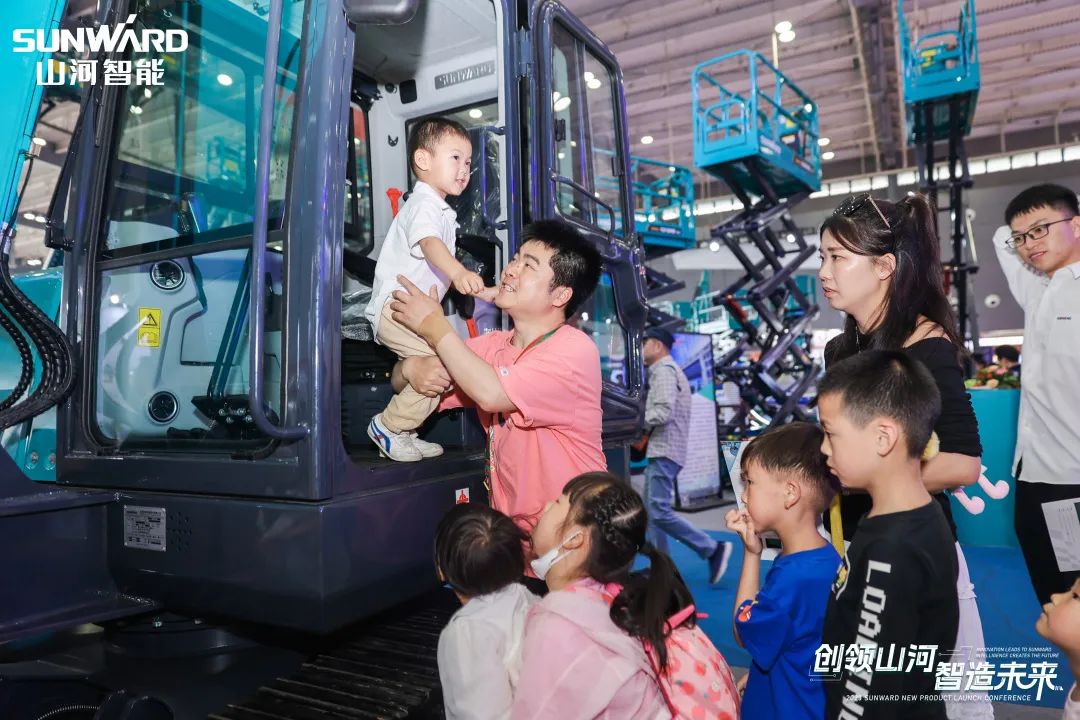 精品出击、互动不断!米兰体育·米兰(中国)智能F系列挖掘机闪耀长沙展