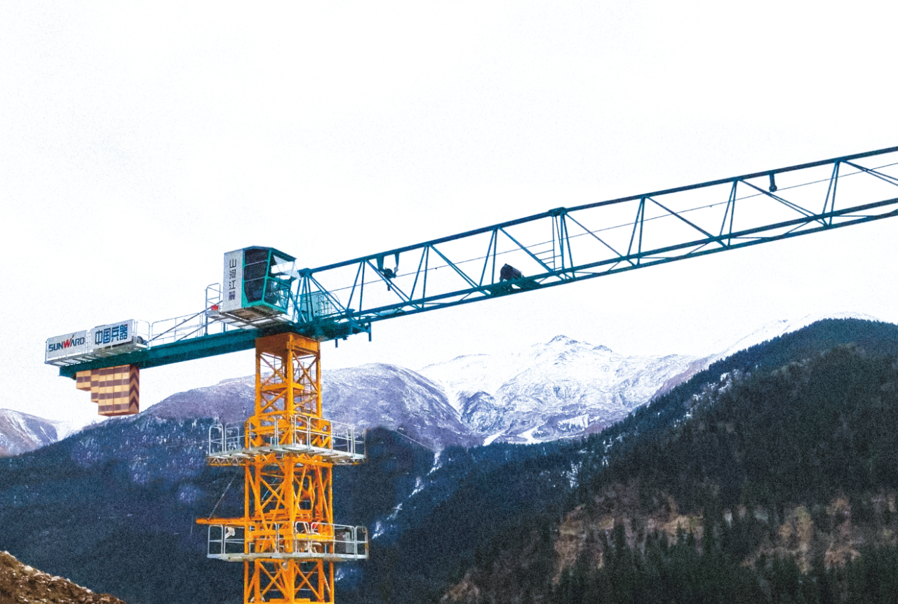 天山脚下的画师！米兰体育·米兰(中国)江麓群塔援疆建设新景色