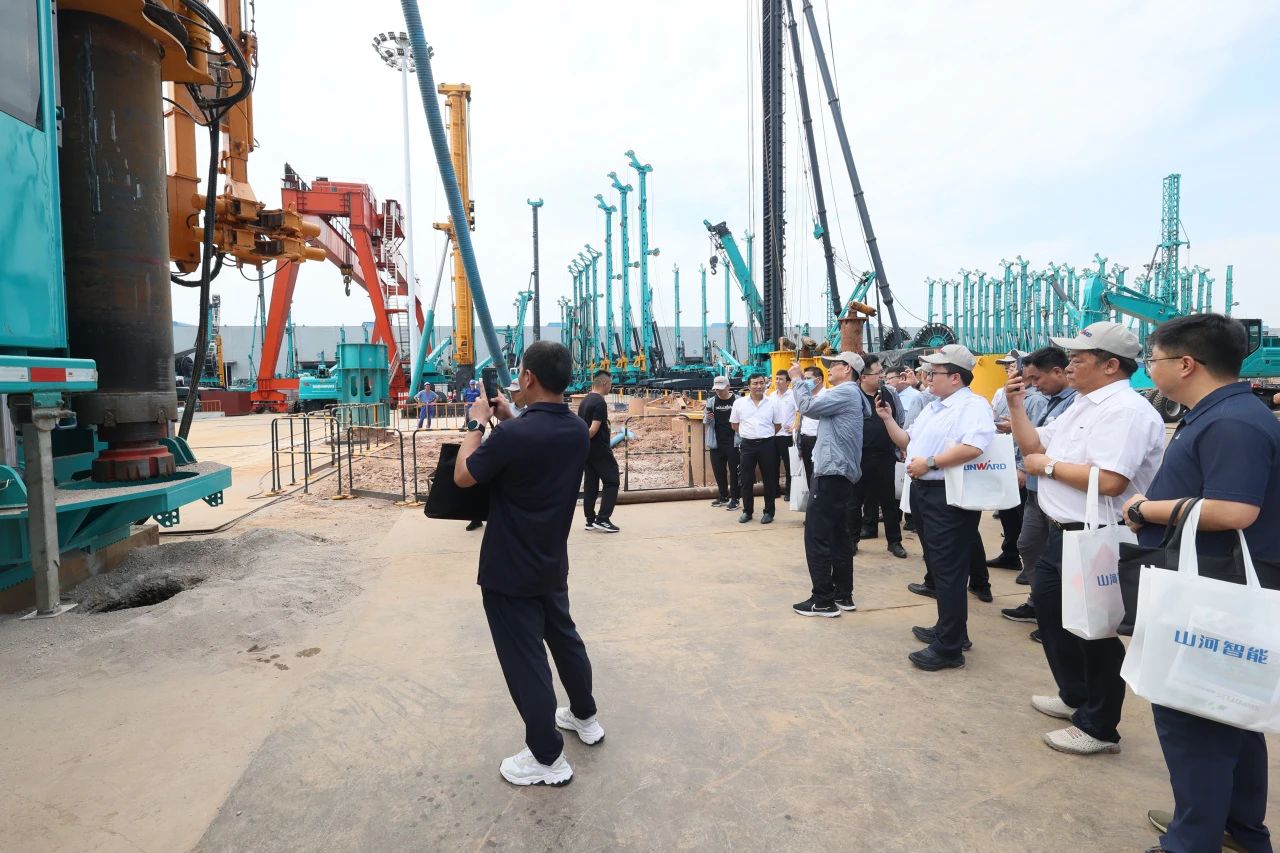 米兰体育·米兰(中国)智能全球首创深井套管车载钻机下线发布