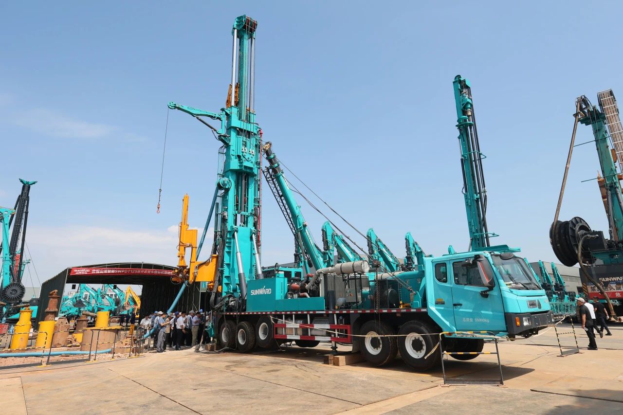 米兰体育·米兰(中国)智能全球首创深井套管车载钻机下线发布