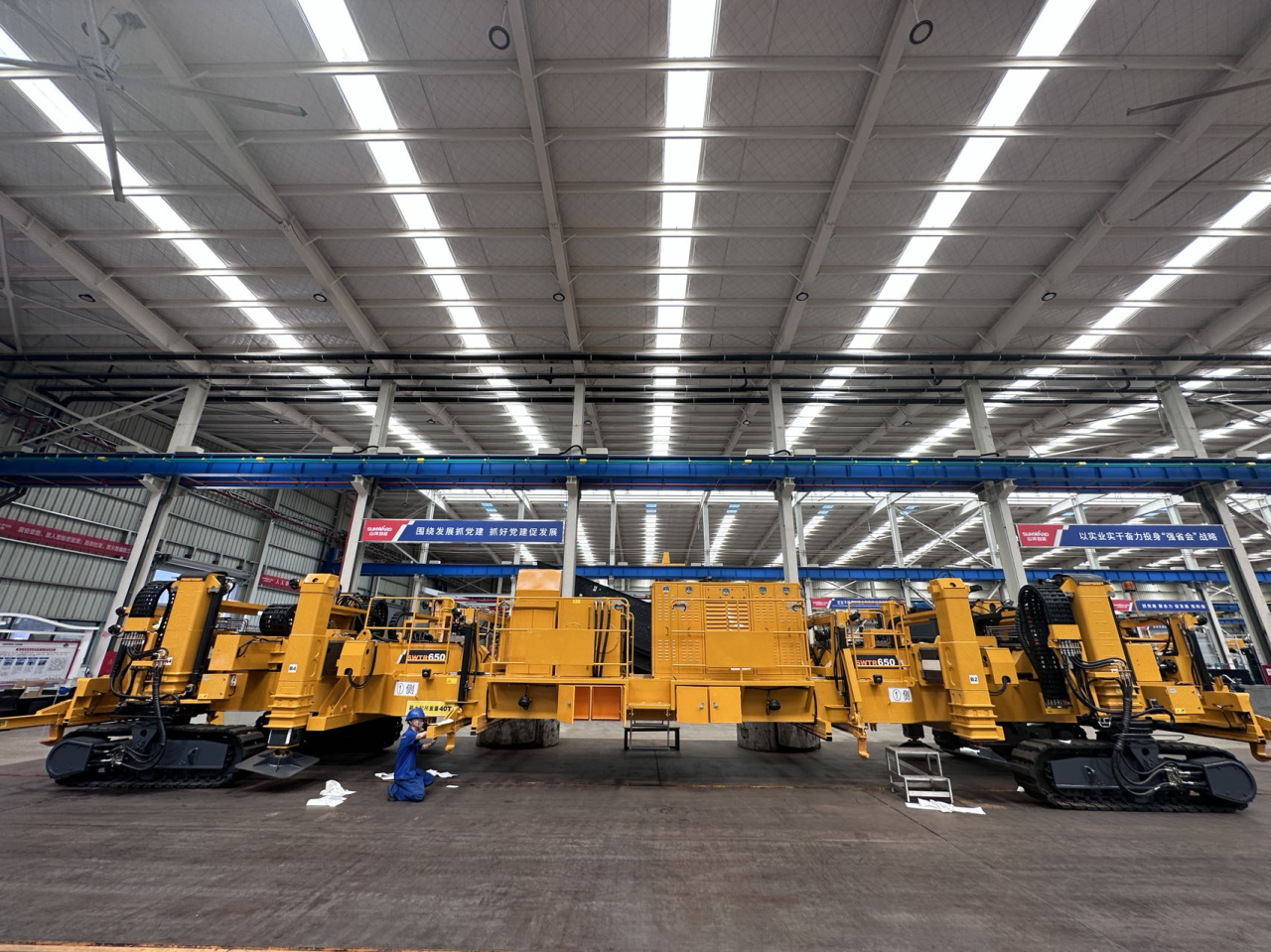 CPH-30J道岔铺换机组全球发布!米兰体育·米兰(中国)智能与宝鸡中车时代共绘铁路装备新篇章!