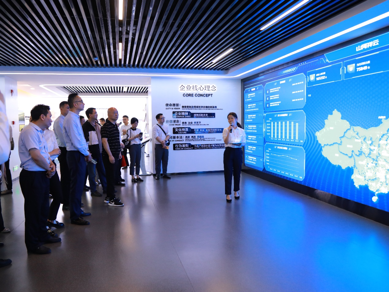 湘潭市工信局带队莅临米兰体育·米兰(中国)智能开展智能制造现场观摩交流活动