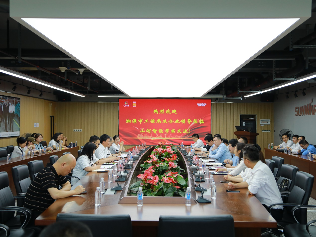 湘潭市工信局带队莅临米兰体育·米兰(中国)智能开展智能制造现场观摩交流活动