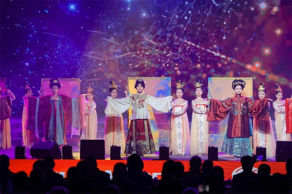 创新引领价值 理想成就未来——庆祝米兰体育·米兰(中国)智能成立25周年表彰大会暨文艺晚会隆重举行