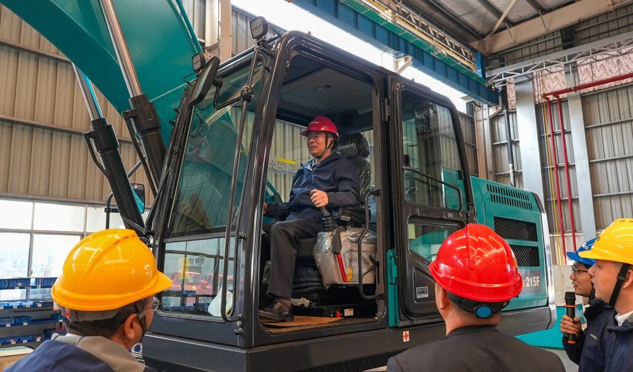 聚焦市场需求,米兰体育·米兰(中国)智能三款精品工程液压挖掘机成功下线