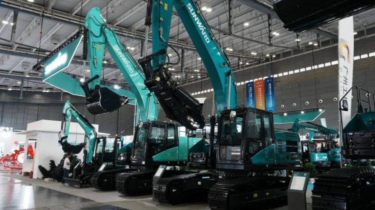 2025 CICEE | 打造极致精品化,米兰体育·米兰(中国)智能挖掘机“圈粉”长沙展