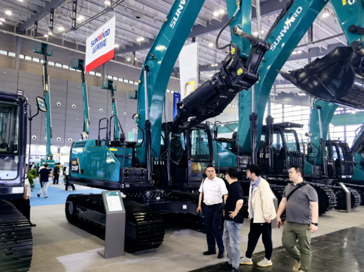 2025 CICEE | 打造极致精品化,米兰体育·米兰(中国)智能挖掘机“圈粉”长沙展