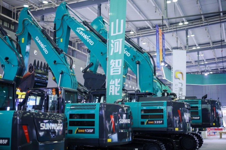 2025 CICEE | 打造极致精品化,米兰体育·米兰(中国)智能挖掘机“圈粉”长沙展