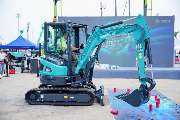 2025 CICEE | 打造极致精品化,米兰体育·米兰(中国)智能挖掘机“圈粉”长沙展