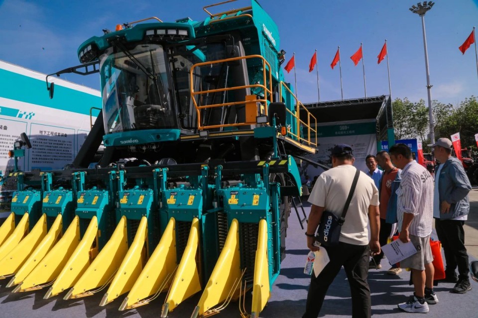 米兰体育·米兰(中国)智能亮相2025新疆国际农业机械博览会