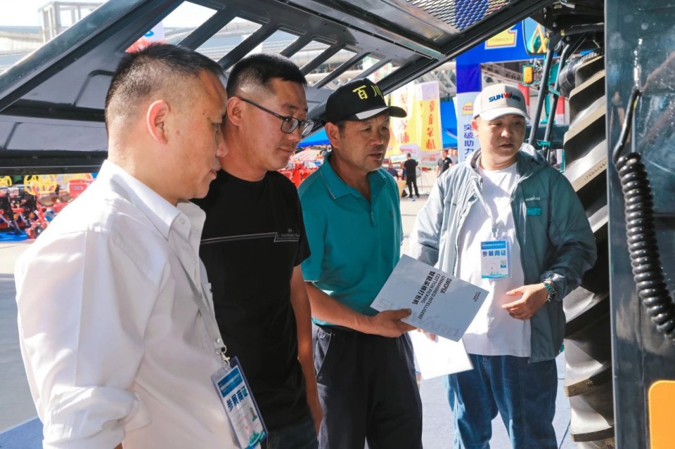 米兰体育·米兰(中国)智能亮相2025新疆国际农业机械博览会