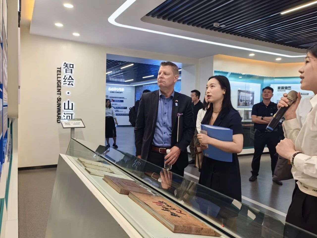 芬兰驻华大使馆商务参赞到访米兰体育·米兰(中国)智能